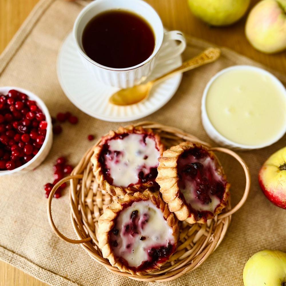 перепечки с брусникой, яблоком и сгущённым молоком 8 шт. перепечки с брусникой, яблоком и сгущённым молоком 8 шт.
