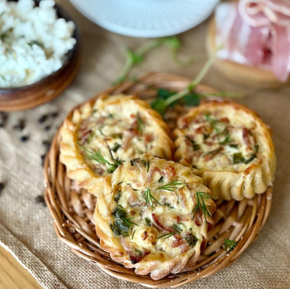 перепечки с творогом и беконом перепечки с творогом и беконом