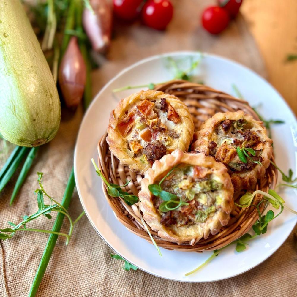 перепечки с мясом, кабачком и томатом перепечки с мясом, кабачком и томатом