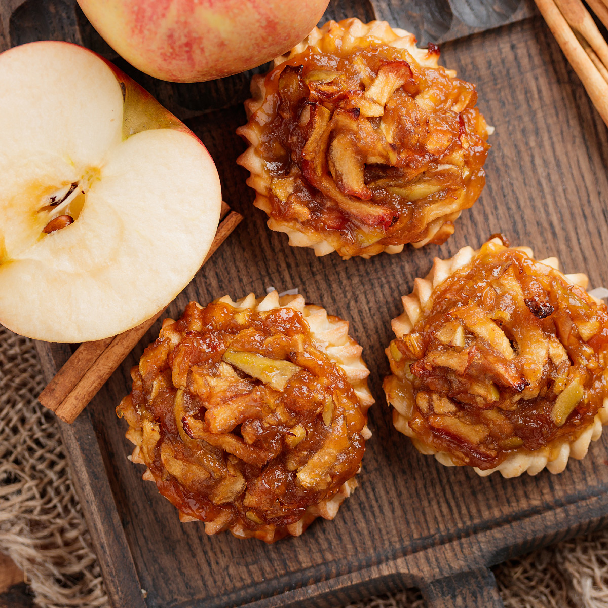 perepechki_s_yablokom_i_koritsey